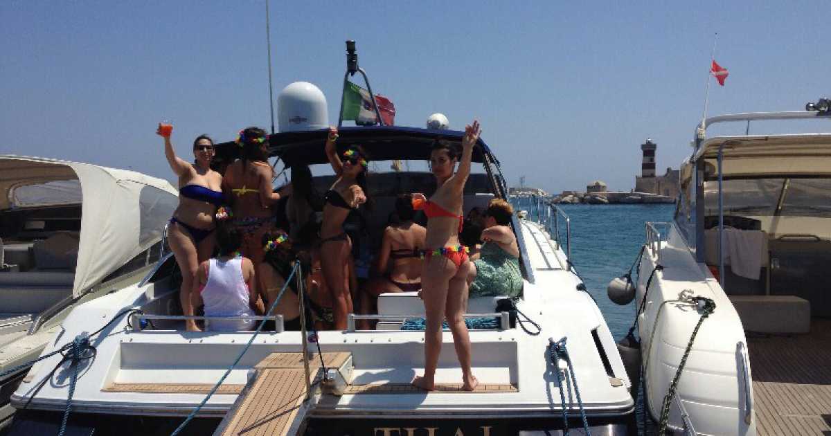 Tra alcol e musica altissima, la nuova frontiera del party: su una barca
